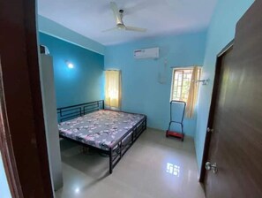2 bedrooms, desk, bed sheets