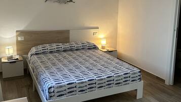 Camera, 1 camera da letto, vista mare | Con stile personalizzato, una scrivania, Wi-Fi gratuito, lenzuola