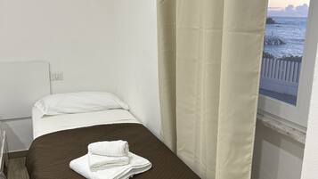 Camera, 1 camera da letto, vista mare | Con stile personalizzato, una scrivania, Wi-Fi gratuito, lenzuola