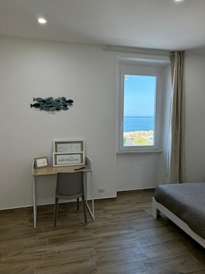 Individually decorated, desk, free WiFi, bed sheets - Stella di Mare rent rooms (Civitavecchia)