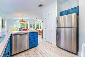 Kjøleskap, mikrobølgeovn, kokeplater og oppvaskmaskin