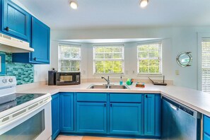 Fridge, microwave, stovetop, dishwasher