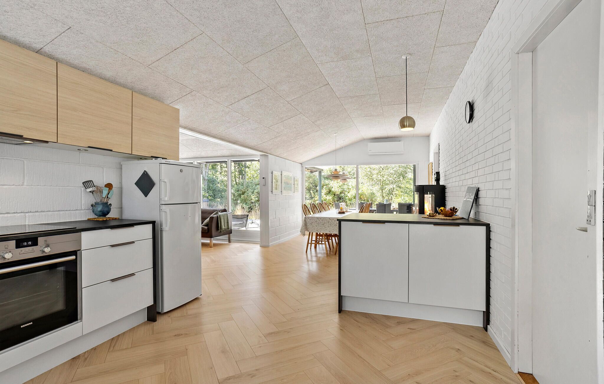 Fridge, dishwasher, coffee/tea maker