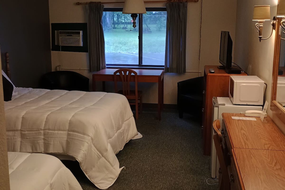 1 habitación, escritorio y espacio para trabajar con laptop