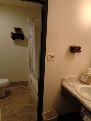 Hair dryer, towels, soap, shampoo - Landmark Motel (Clintonville)