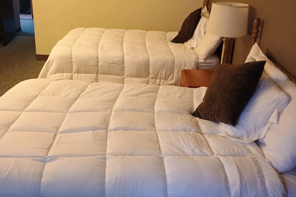 Dobbeltrom – comfort, 2 queensize-senger, ikke-røyk | Skrivebord, skrivebord for bærbar PC og blendingsgardiner