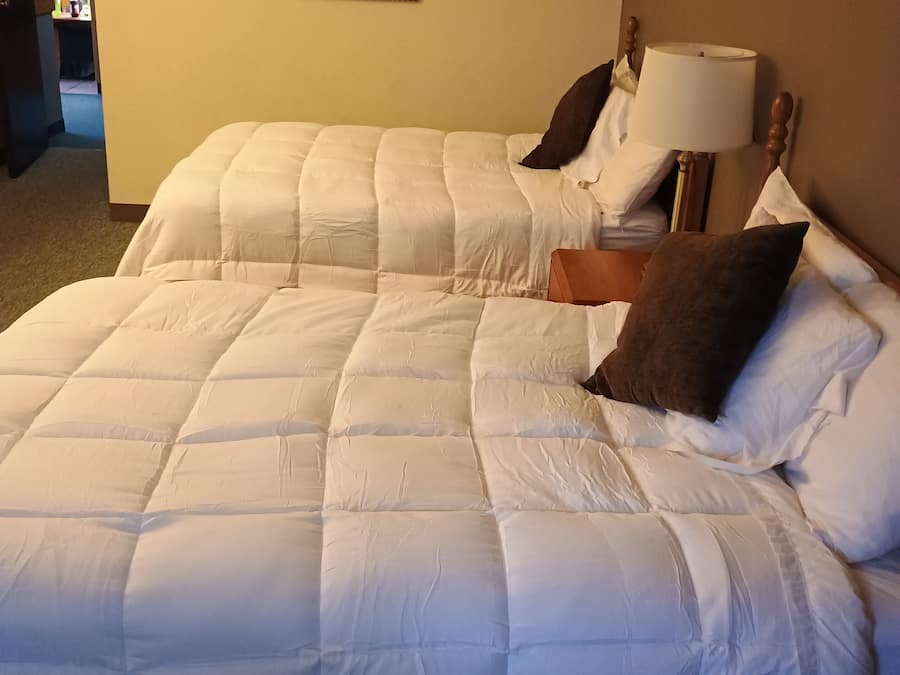 Quarto casal conforto, 2 camas Queen, para não fumantes | Escrivaninha, espaço de trabalho para notebook, cortinas blackout