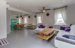 Smart TV - Beach front home in Plat (Plat)