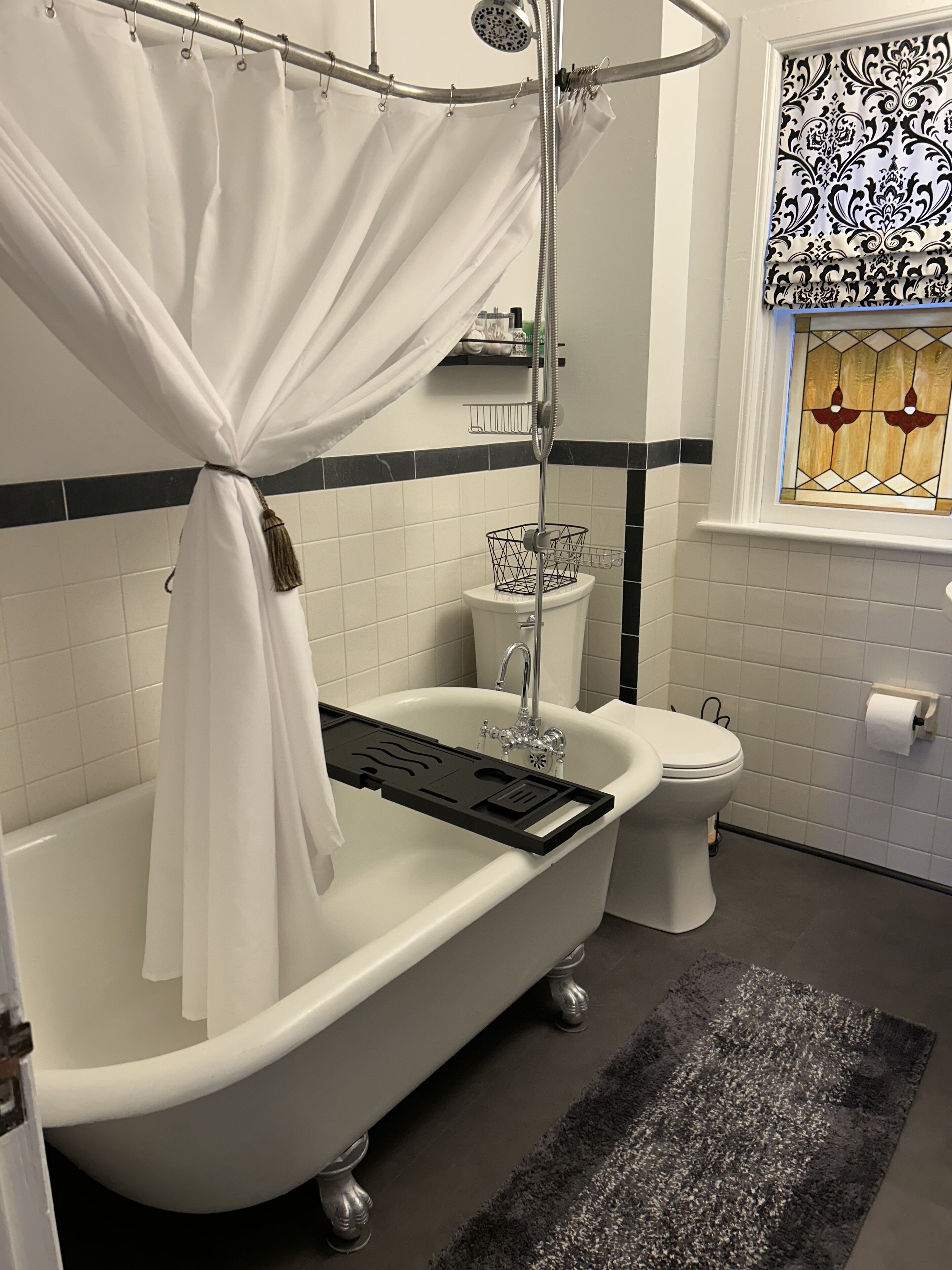 Douche, sèche-cheveux, serviettes fournies, savon