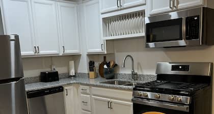 IDEAL LOCATION DOWNTOWN-groups&families! Living rooms on 3 levels-ADA accessible