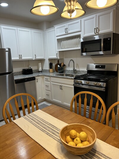 IDEAL LOCATION DOWNTOWN-groups&families! Living rooms on 3 levels-ADA accessible