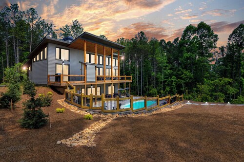 Mountain Oasis ~ PRIVATE outdoor pool, pickleball/basketball court, fire pit, hot tub, views!