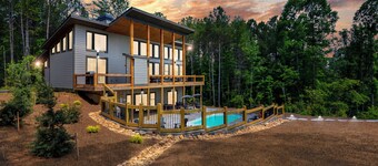 Mountain Oasis ~ PRIVATE outdoor pool, pickleball/basketball court, fire pit, hot tub, views!