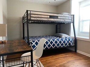 3 bedrooms, iron/ironing board, WiFi, bed sheets - Entire quadplex, 4 apts, group/pet friend, walkable to best of Historic Roswell! (Roswell)