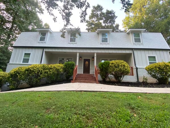 Exterior - Entire quadplex, 4 apts, group/pet friend, walkable to best of Historic Roswell! (Roswell)