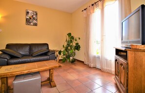 TV - Gorgeous home in Laudun L Ardoise (Laudun L Ardoise)