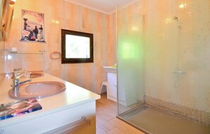 Shower - Gorgeous home in Laudun L Ardoise (Laudun L Ardoise)