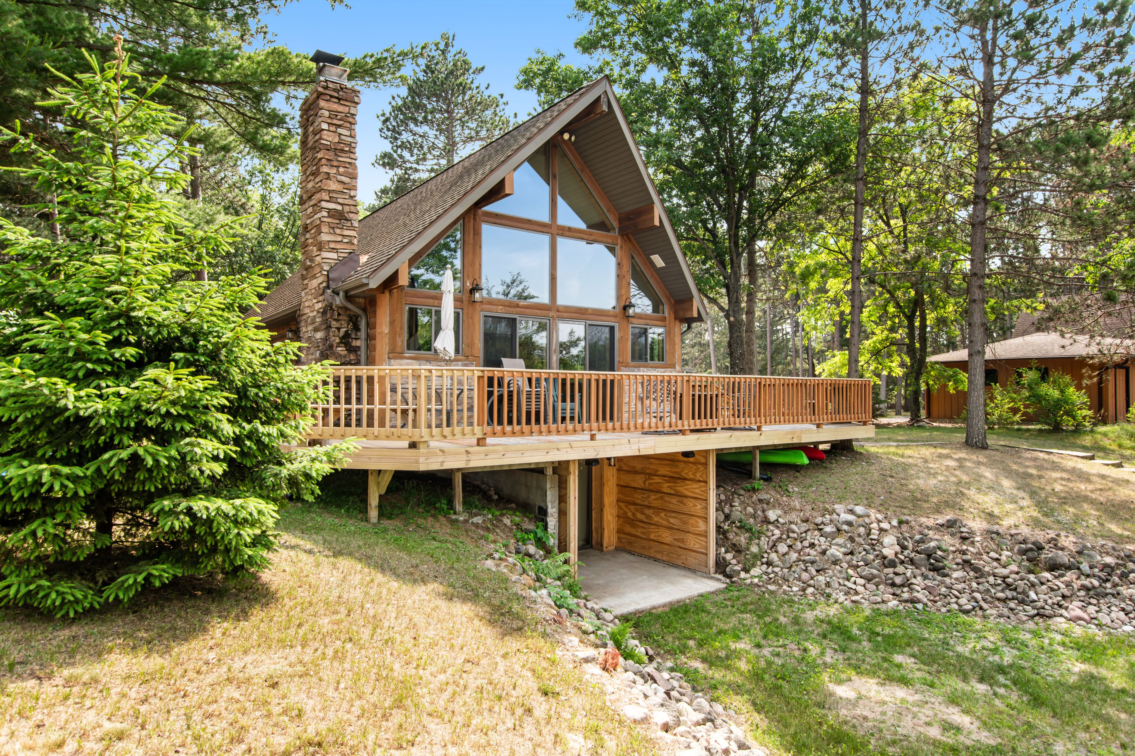 Tree-surrounded cabin with lake views, kayaks, wood-burning fireplace, & W/D