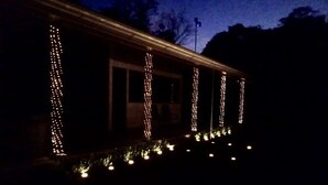 A building with a porch decorated with string lights. - Comfort in the Jungle (Sámara)