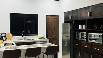 Refrigerador, microondas, horno y parrilla de estufa