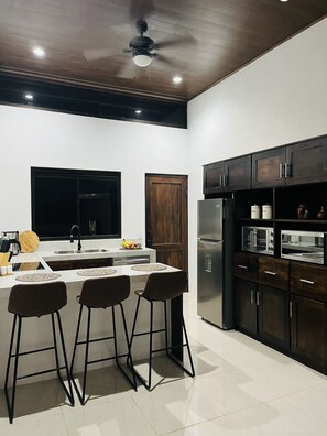 Een koelkast, een microgolfoven, een oven, een kookplaat