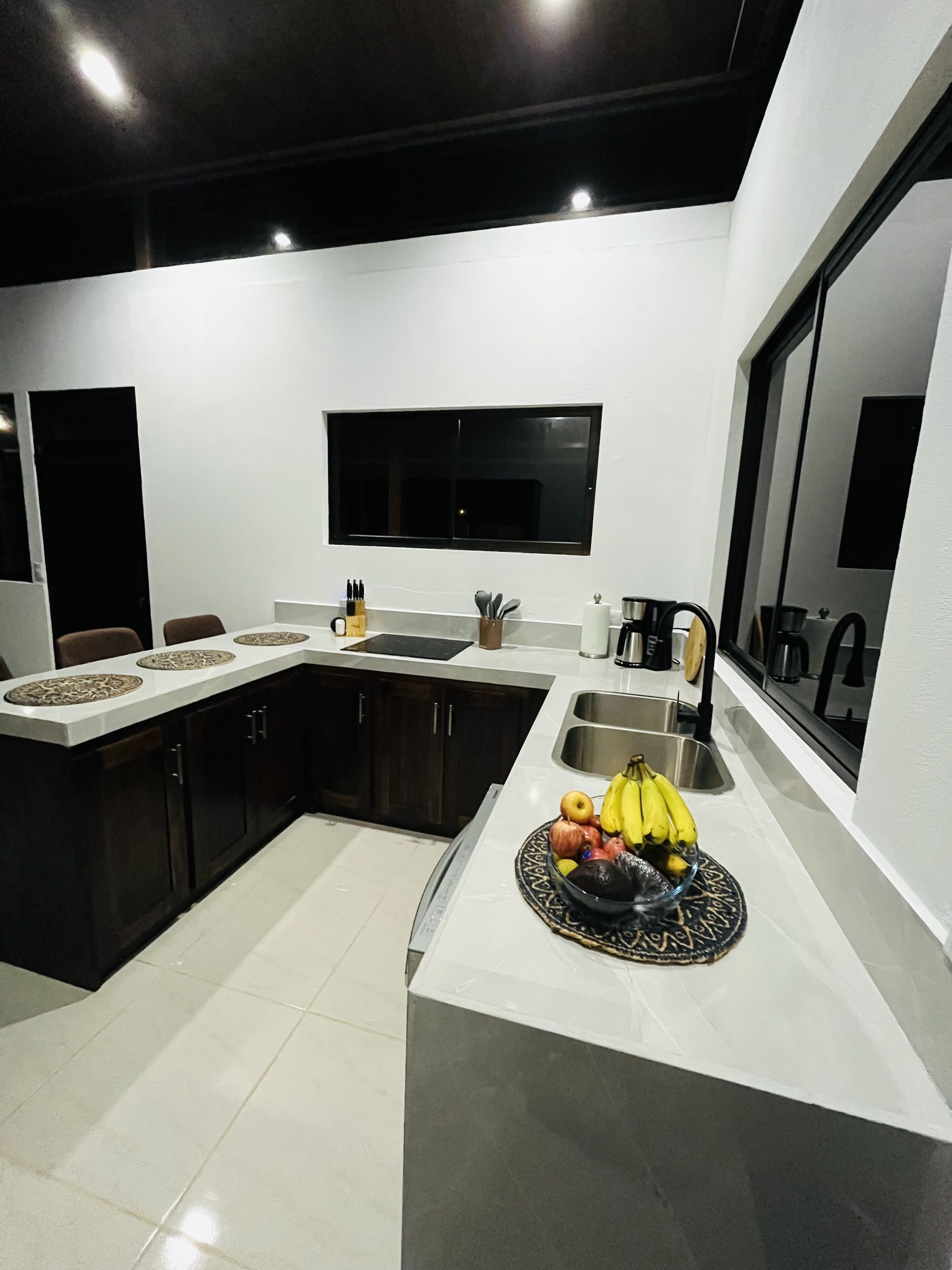 Frigorífico, microondas, horno y placa de cocina