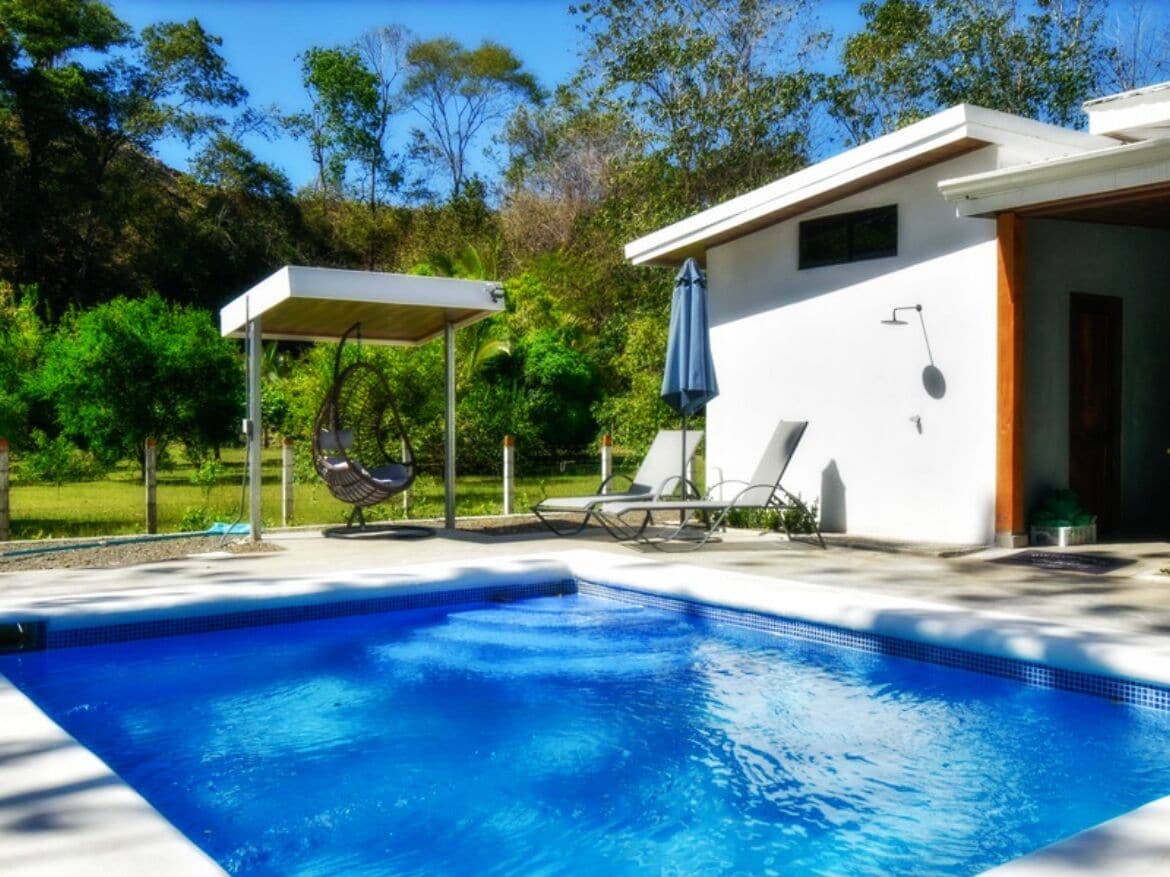 Una piscina al aire libre