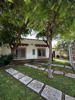 Property grounds - Beautiful House with the best weather of Cuernavaca in a private 
 Neighborhoodd (Progreso)