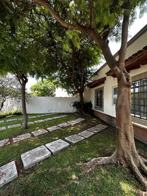 Property grounds - Beautiful House with the best weather of Cuernavaca in a private 
 Neighborhoodd (Progreso)