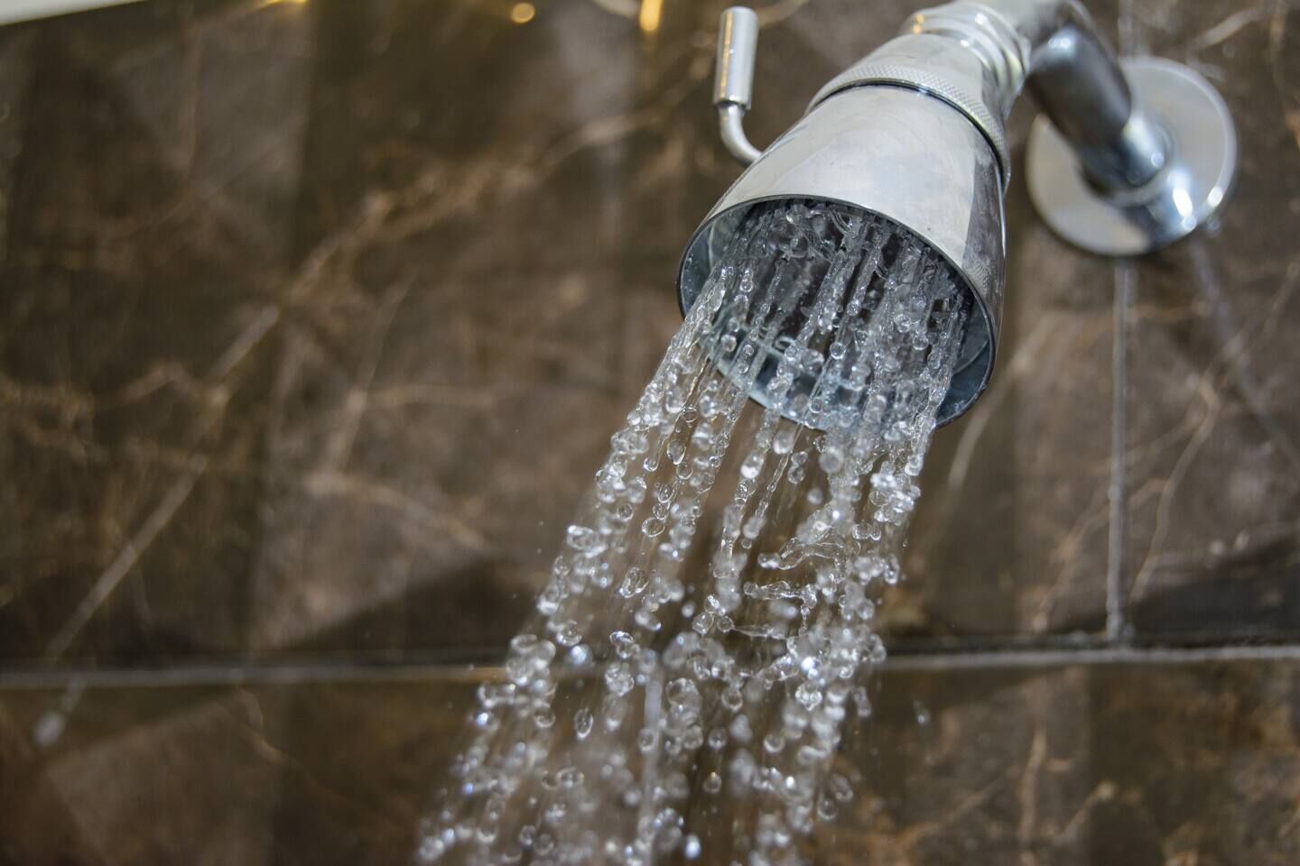 Regadera, toallas, jabón, shampoo 