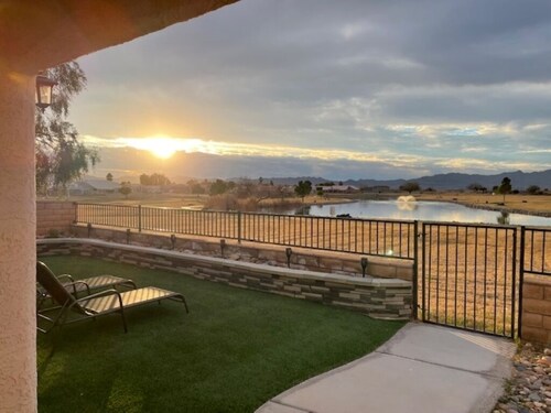 SPECTACULAR SUNSET VIEWS- FABULOUS POOL AND SPA HOME!