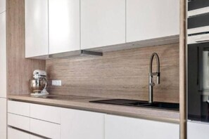 Full-size fridge, microwave, oven, stovetop - 3 Bedrooms in Center Parking&Terrace (Luxembourg City)