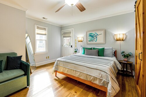 Cute Georgetown Villa  < 1 Mi to Historic District