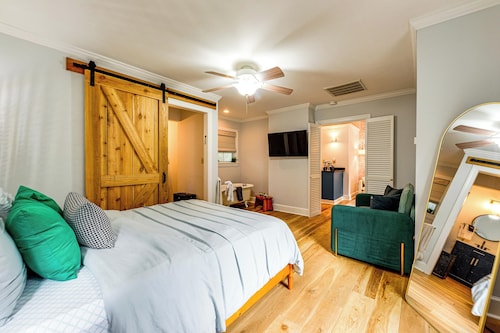 Cute Georgetown Villa < 1 Mi to Historic District