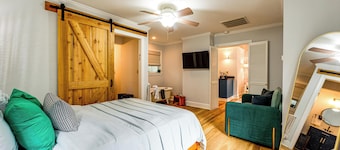 Cute Georgetown Villa < 1 Mi to Historic District
