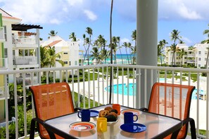 Outdoor dining - Playa Turquesa D-302 Premier Beachfront Ocean View/ 60mbps wifi (Punta Cana)