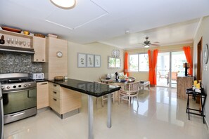 ميكروويف، فرن، موقد طهي مسطح، ماكينة لصنع القهوة/الشاي