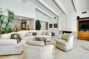 电视、壁炉、立体声音响