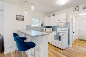 冷蔵庫、電子レンジ、オーブン、コンロ