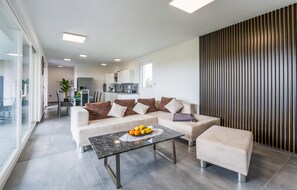 Télévision, baby-foot, table de tennis de table