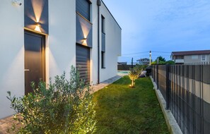 Property grounds - Beach front home in Valbandon (Valbandon)