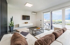 Télévision, baby-foot, table de tennis de table