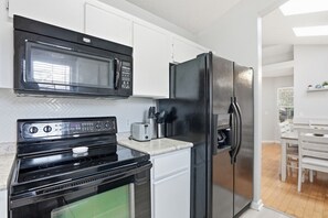 Fridge, microwave, oven, dishwasher - Paradise on Whitemarsh Island - Savannah (Savannah)