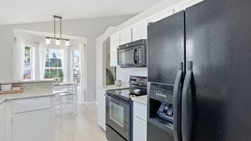 Réfrigérateur, micro-ondes, four, lave-vaisselle