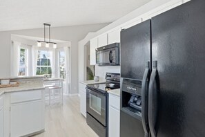 Kühlschrank, Mikrowelle, Ofen, Geschirrspüler