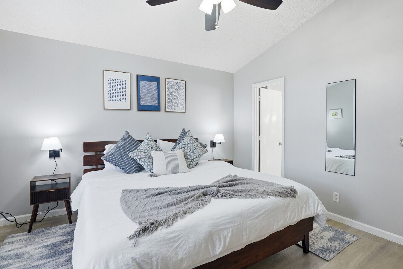 3 chambres, bureau, fer et planche à repasser, lit parapluie