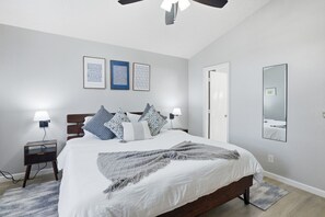 3 Schlafzimmer, Schreibtisch, Bügeleisen/Bügelbrett, Reisekinderbett