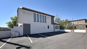 A modern building with a parking lot. - Stunning apartment in Privlaka with WiFi (Privlaka)