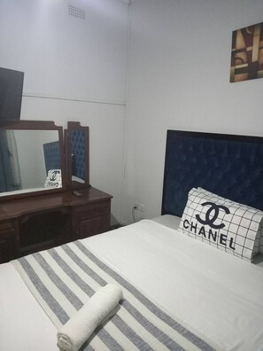 1 bedroom, WiFi, bed sheets - Blue Room @ Las Palmas Guest House (Harare)