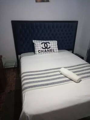 1 bedroom, WiFi, bed sheets - Blue Room @ Las Palmas Guest House (Harare)